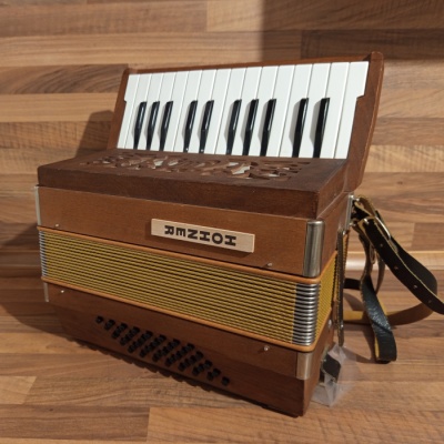 Dřevěný akordeon (harmonika, heligonka) Hohner
