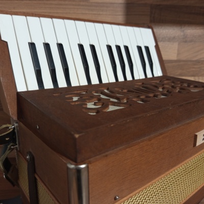 Dřevěný akordeon (harmonika, heligonka) Hohner