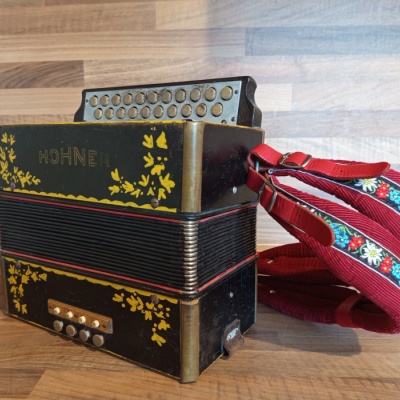 Heligonka (harmonika,akordeon) Hohner, celodřevěná