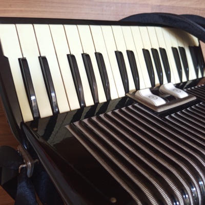 Akordeon (harmonika, heligonka) Hohner 72